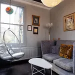 Veeve - Hackney Charms