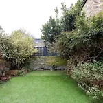 Veeve - Hackney Charms